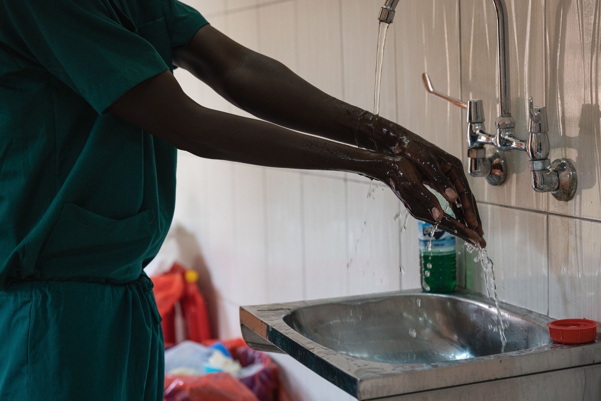 C'est la journée mondiale de l'#HygièneDesMains ! Saviez-vous que des gestes simples comme le lavage des mains peuvent sauver des vies en empêchant la propagation des maladies ? Pour se laver correctement les mains, il faut : 💧de l'eau propre 🧼 du savon ⏳40 à 60 secondes.