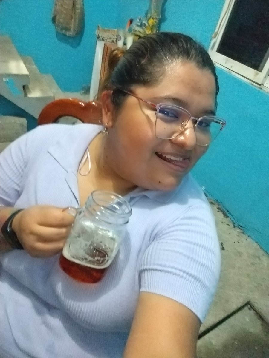 sofia_2891's tweet image. La que ya se iba en la caguama número número 3 🙈 rayos esta es de carrera larga, no se junten con esa banda pedorra jajaja