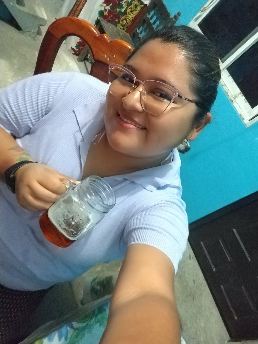 sofia_2891's tweet image. La que ya se iba en la caguama número número 3 🙈 rayos esta es de carrera larga, no se junten con esa banda pedorra jajaja