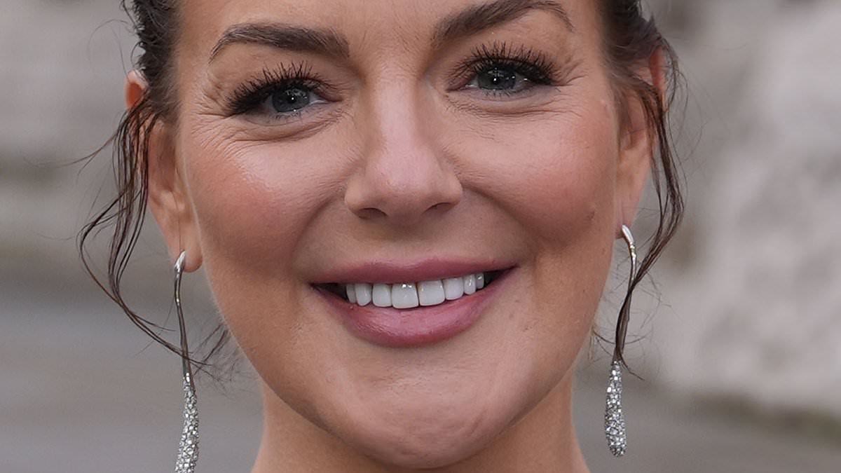 'Heartbroken' Sheridan Smith breaks her silence on the closure of her West End play Opening Night as she reveals why she took on the role which forced her to 'face my demons' trib.al/ORMO6EI