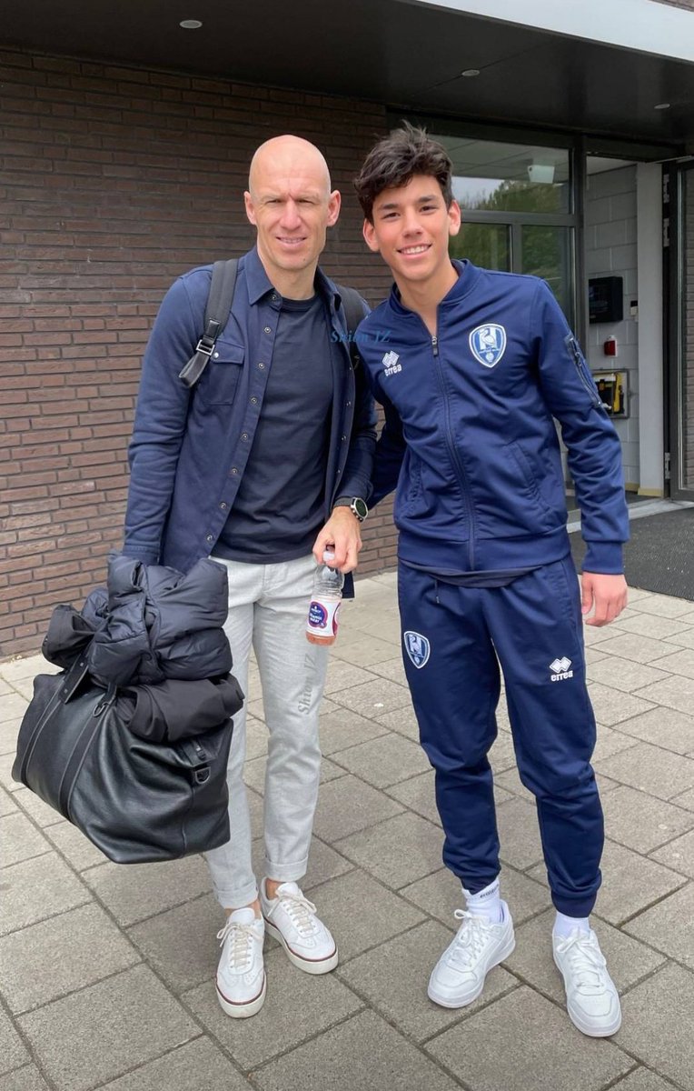 Nicolas Jansen(2009)🇵🇪🇩🇪🇳🇱 jugador del ADO Den Haag U16 🇳🇱 se tomó una foto con Arjen Robben ex seleccionado de Países Bajos
*Con 15 años Jansen mide casi 1.80m que es la talla de Robben, buena talla para su edad.
*Jansen es Delantero, Extremo o Mediapunta⚽
*Convocable al U15🇵🇪