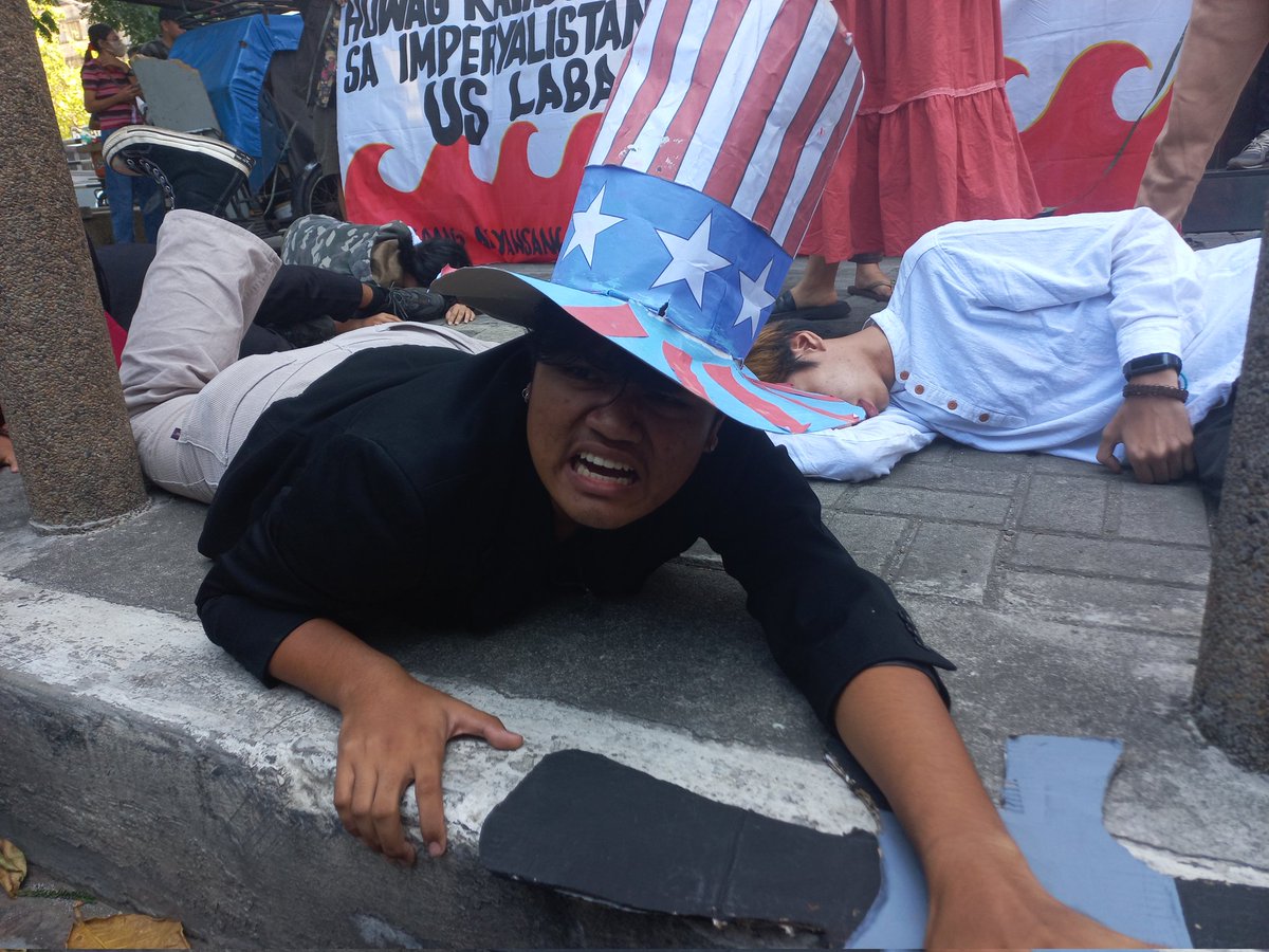 NOW: Bagong Alyansang Makabayan Southern Tagalog (@BayanTK_) leads lightning rally and street theatre performance today in front of US Embassy denouncing Balikatan war exercises, US provocations, and the presence of military bases under EDCA in the country.