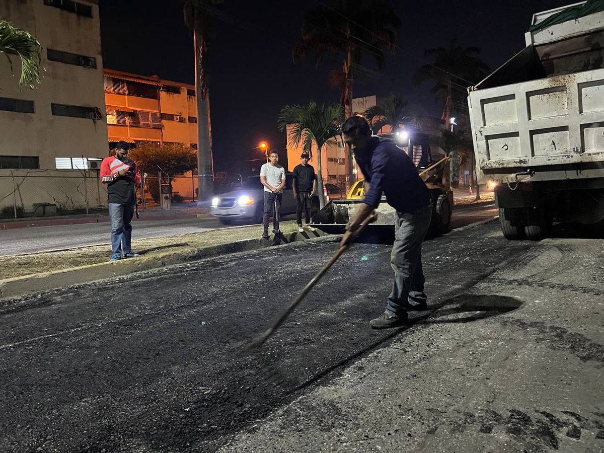 #4May En Palavecino constatamos el vaciado de 16 toneladas de asfalto en la avenida El Placer junto al equipo de Obras Públicas en el marco del Plan Nacional de Asfalto orientado por nuestro presidente @nicolasmaduro.