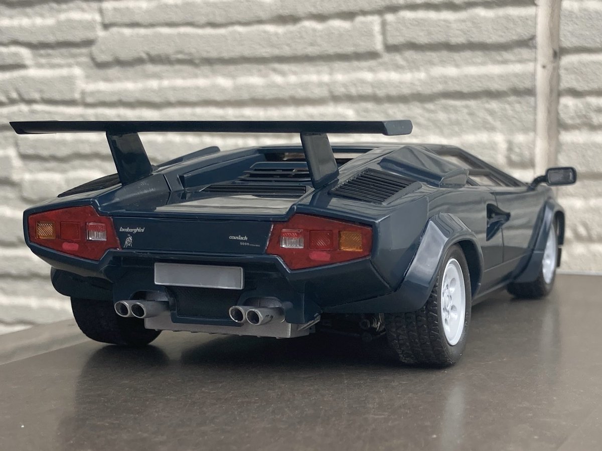 outaMDL_7855's tweet image. イタレリ1/24 カウンタック5000QV

完成しました！35年モノのキットで色々と手間取りましたが適度に組められるものでした。
オリジナルのボディカラーがお気に入りポイントです✨️
 #2mgandini