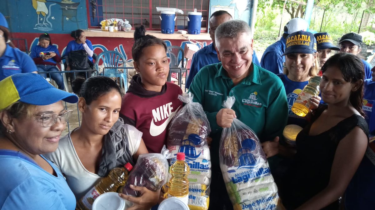 HiulisR's tweet photo. #4Mayo Nos dirigimos al Sector La Victoria de la Parroquia Libertad junto con el Alcalde José Mosquera Adarme, la Primera Dama Margarita de Mosquera, y su equipo de trabajo para llevar la Jornada Alimentaria de la Alcaldia de Lagunillas
#HiulisContigo
#TrabajandoParaTodos https://t.co/oYQPpvvmZw