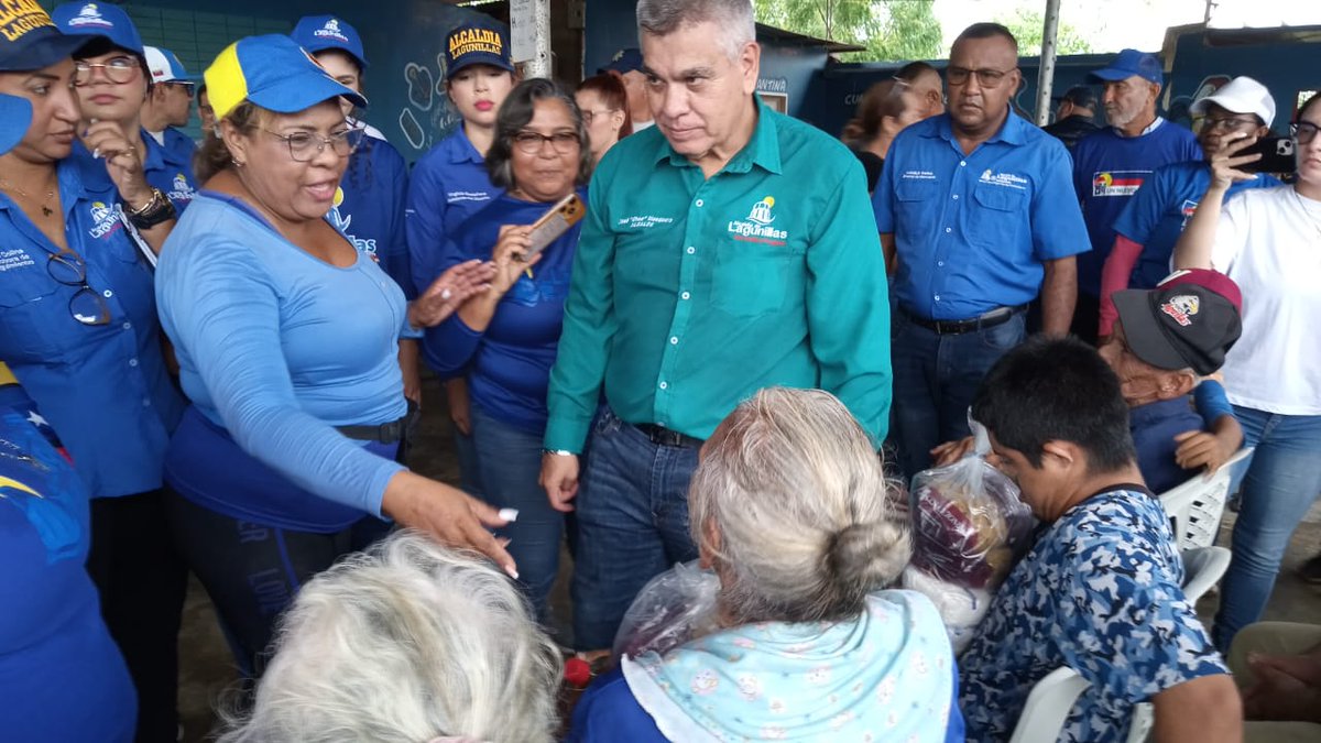 HiulisR's tweet photo. #4Mayo Nos dirigimos al Sector La Victoria de la Parroquia Libertad junto con el Alcalde José Mosquera Adarme, la Primera Dama Margarita de Mosquera, y su equipo de trabajo para llevar la Jornada Alimentaria de la Alcaldia de Lagunillas
#HiulisContigo
#TrabajandoParaTodos https://t.co/oYQPpvvmZw