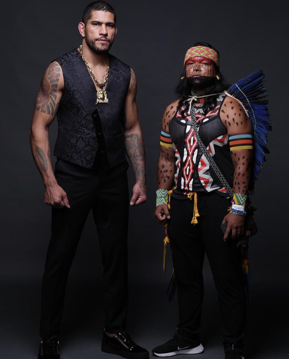Alex Pereira has brought the leader of the Pataxó tribe to UFC 301 with him and this picture goes hard 🔥