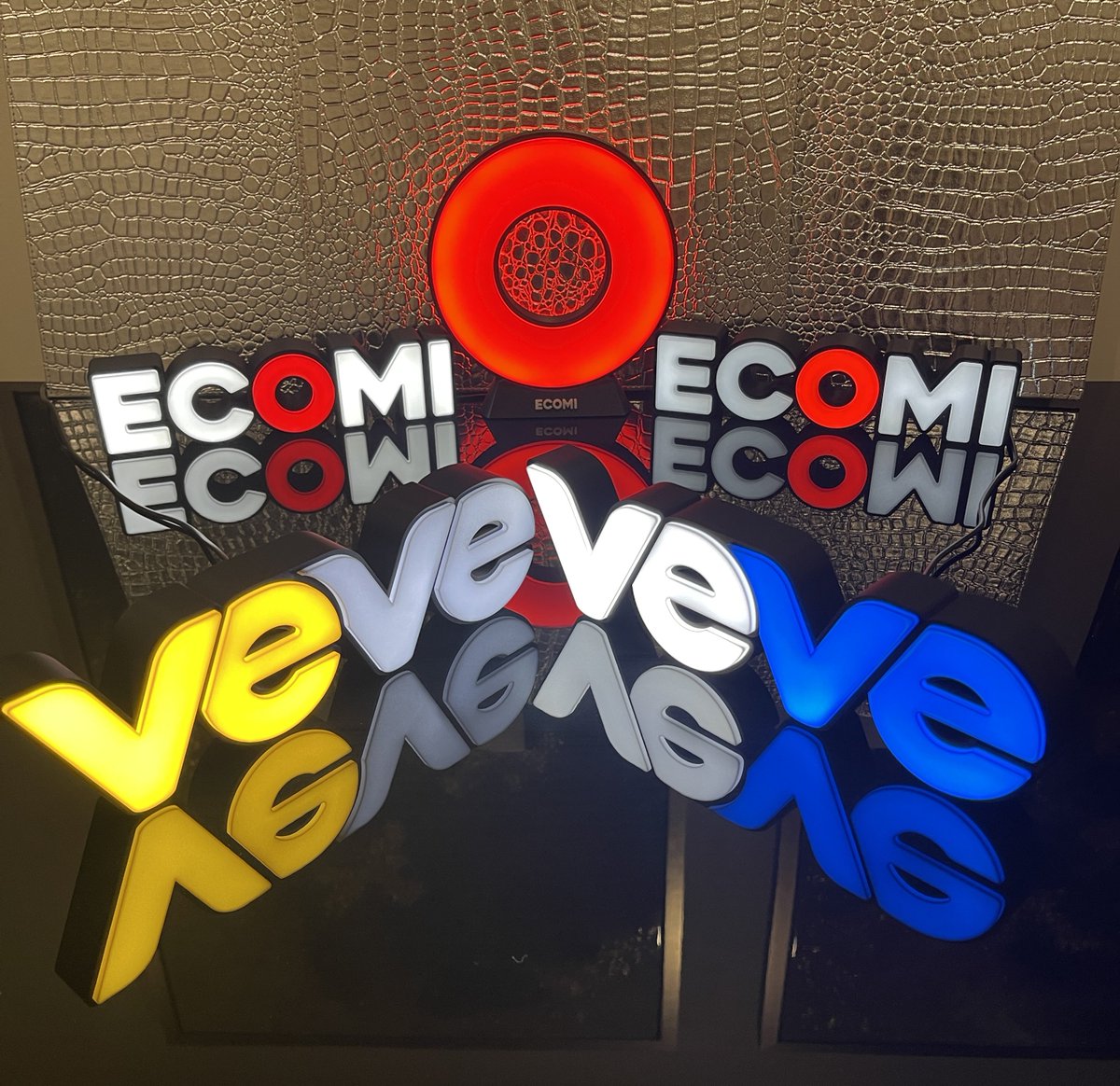 🥂Thanks @Stan_Bucasas! 
⚡️You’re a special artisan, craftsman and generous!!
⭕️ These #ECOMI #VeVe #RedO lamps are an incredible gift and so spectacular! I treasure them!!

🎁 I want to spread the love and share a few of these with the #EcomiSRLogo Group. 
🎁 Will buy a few &