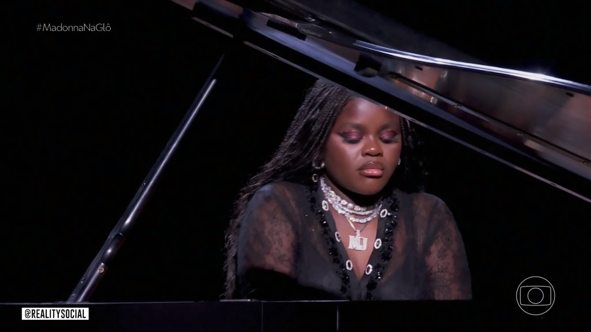 Mercy, a filha de Madonna, tocando piano durante o show! #MadonnaInRio