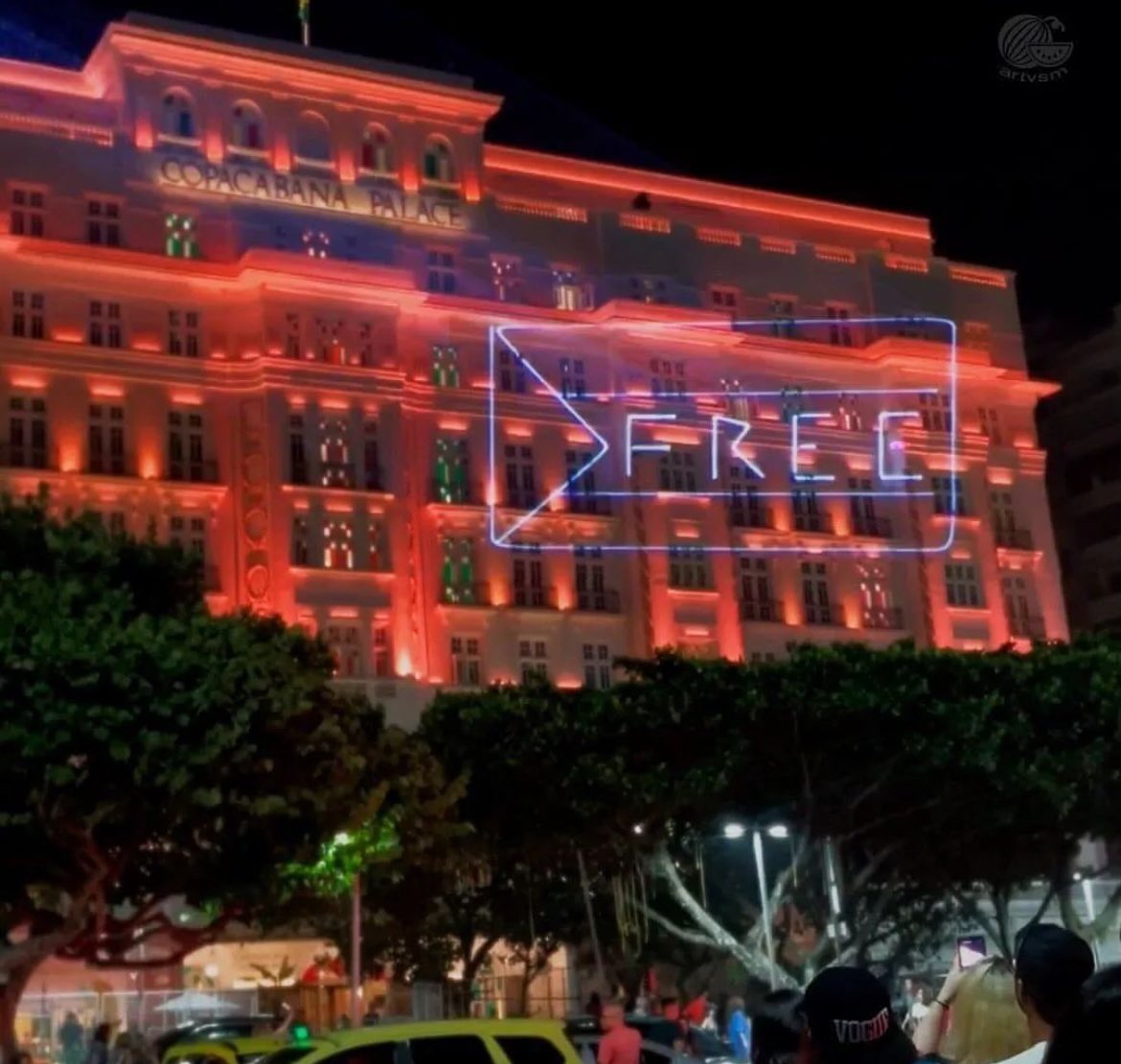 PALESTINA LIVRE 🇵🇸 Durante o show da Madonna em Copacabana ativistas projetaram a bandeira da Palestina, pelo fim do genocídio em Gaza, abaixo o apartheid colonialista de Israel!