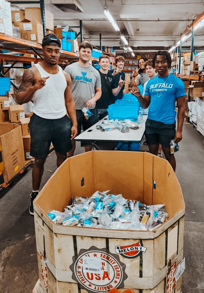 Some incredibly strong players from the U.B. Bulls Football team volunteered today. They moved 45 pallets of product and wrapped up the day, Panchopacking. Strong guys, indeed!  💙🐂

#buffalo #buffalony #billsmafia #giveback #buffalove #buffaloteachers #buffaloschools