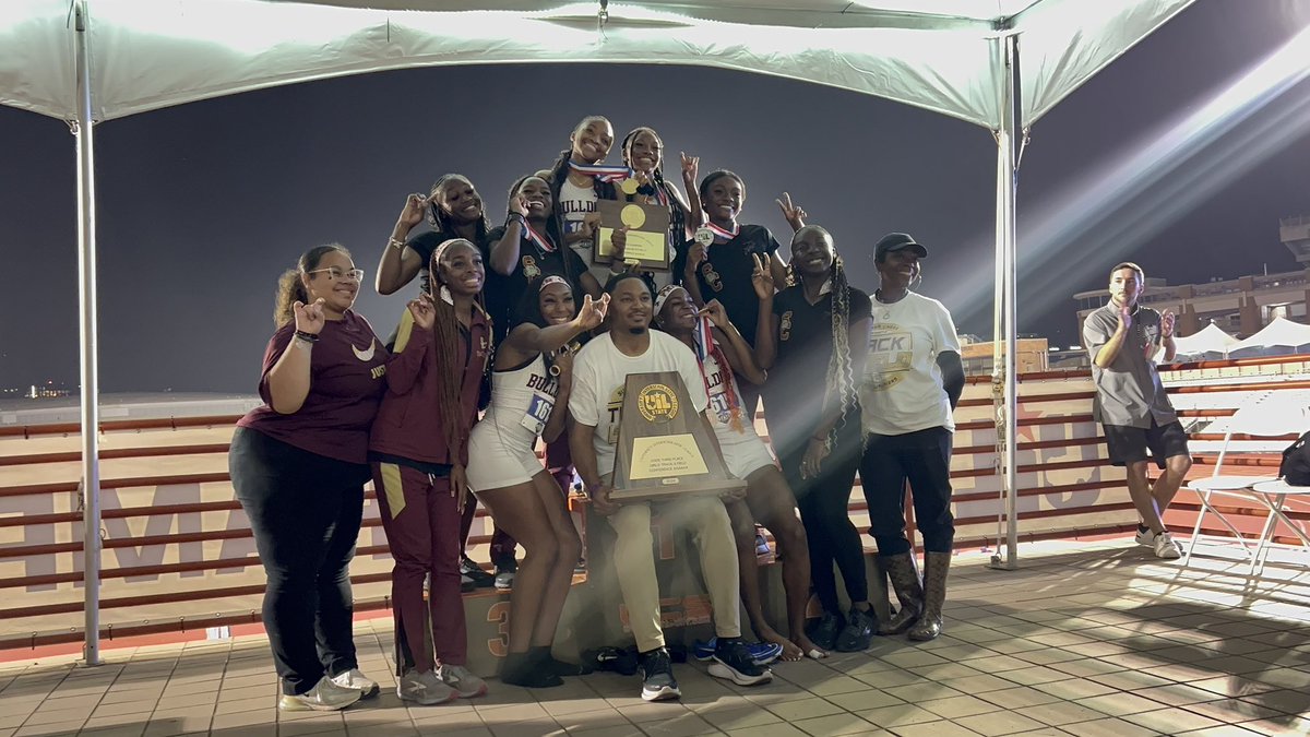 📸: @scgirls_tf bringing home some hardware from Austin!! 🥇: High Jump, 4x400 🥈: 4x200 🥉: 400-Meter Race; Team Overall (52 points) #ShineALight #SendItOn