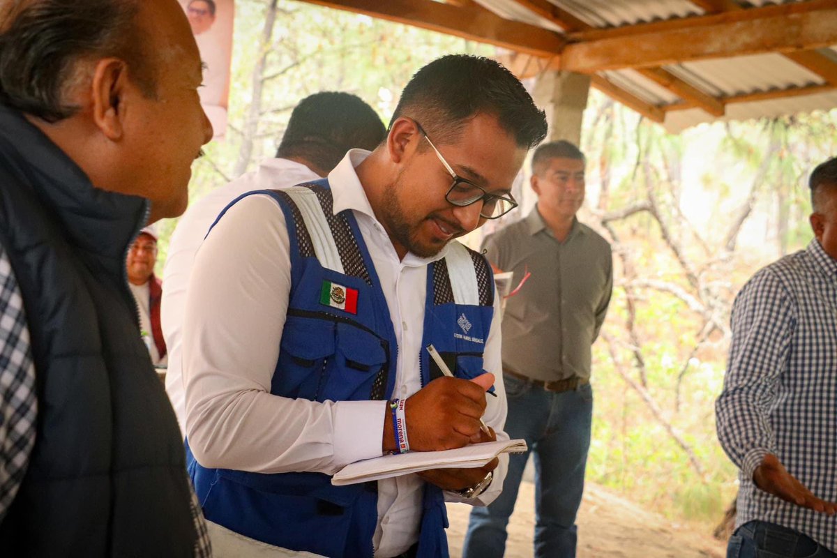 Comenzamos nuestro recorrido con el Comité de la sección 11 del Barrio de San Nicolás, quienes nos recibieron muy gustosos, felices y contentos, teniendo una reunión bastante productiva, hablamos sobre las propuestas que tenemos en este proyecto a favor de Tlaxiaco.