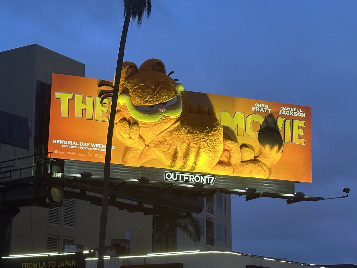 Um… is this a horror movie? This looks sinister, right? (My view from the corner of Sunset Blvd.)
