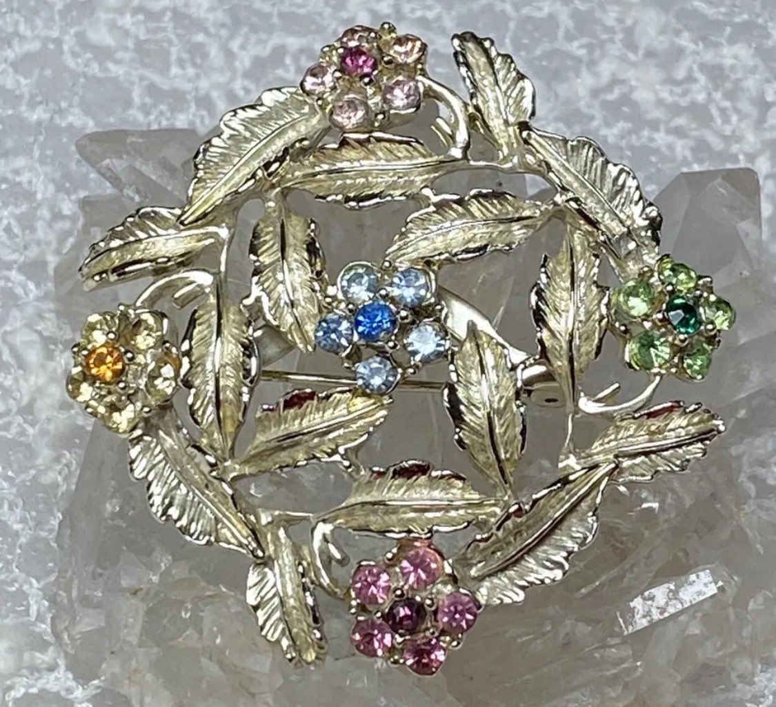 Vintage Colorful Rhinestone Flower Brooch- 50’s Era - Silvertone

ebay.com/itm/1760793331…

#vintagestyle #vintagejewelry #1950s
#Brooch #MothersDay #grad #giftidea