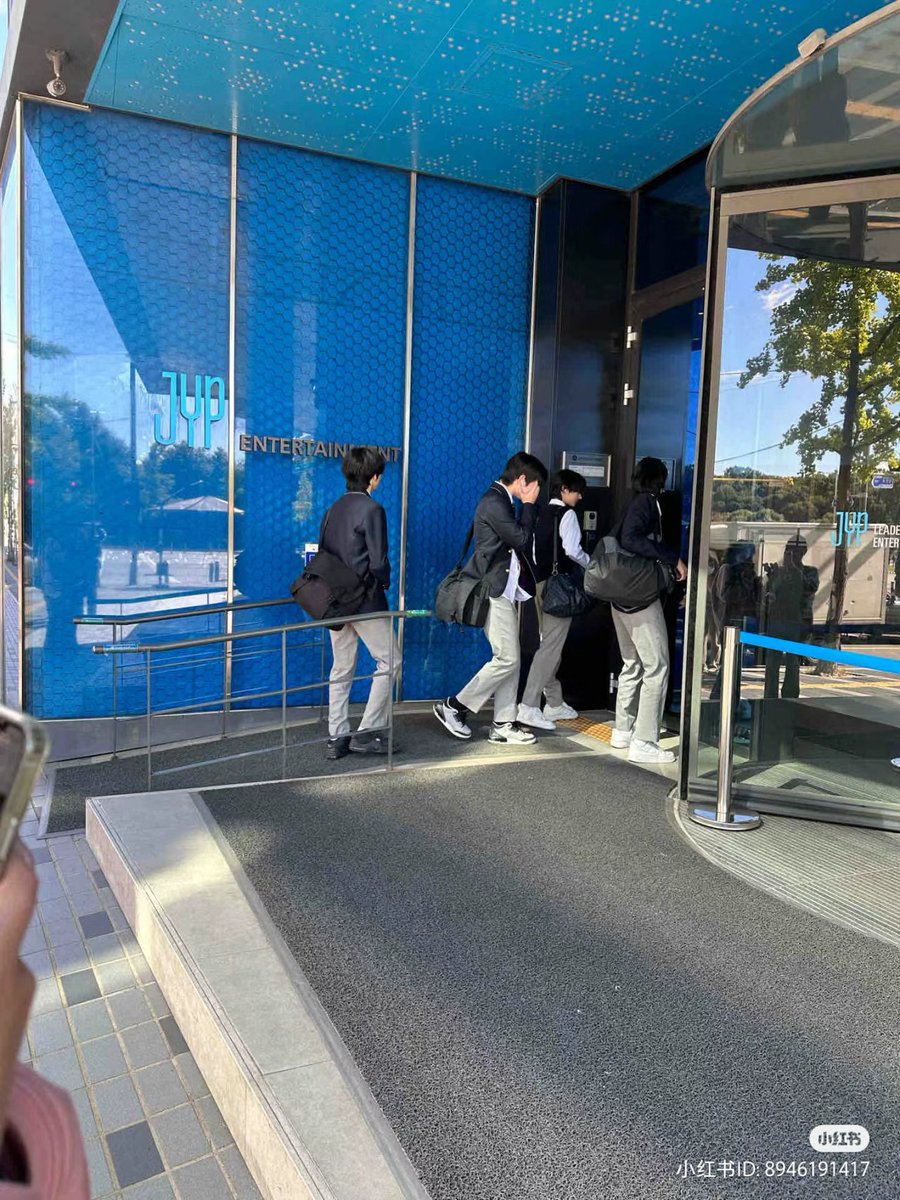 on october 20, op encountered a group of trainees and thought they might be members of jloud.

#JYPLOUD #JLOUD #라우드
#JYPNBG @JYPELOUD