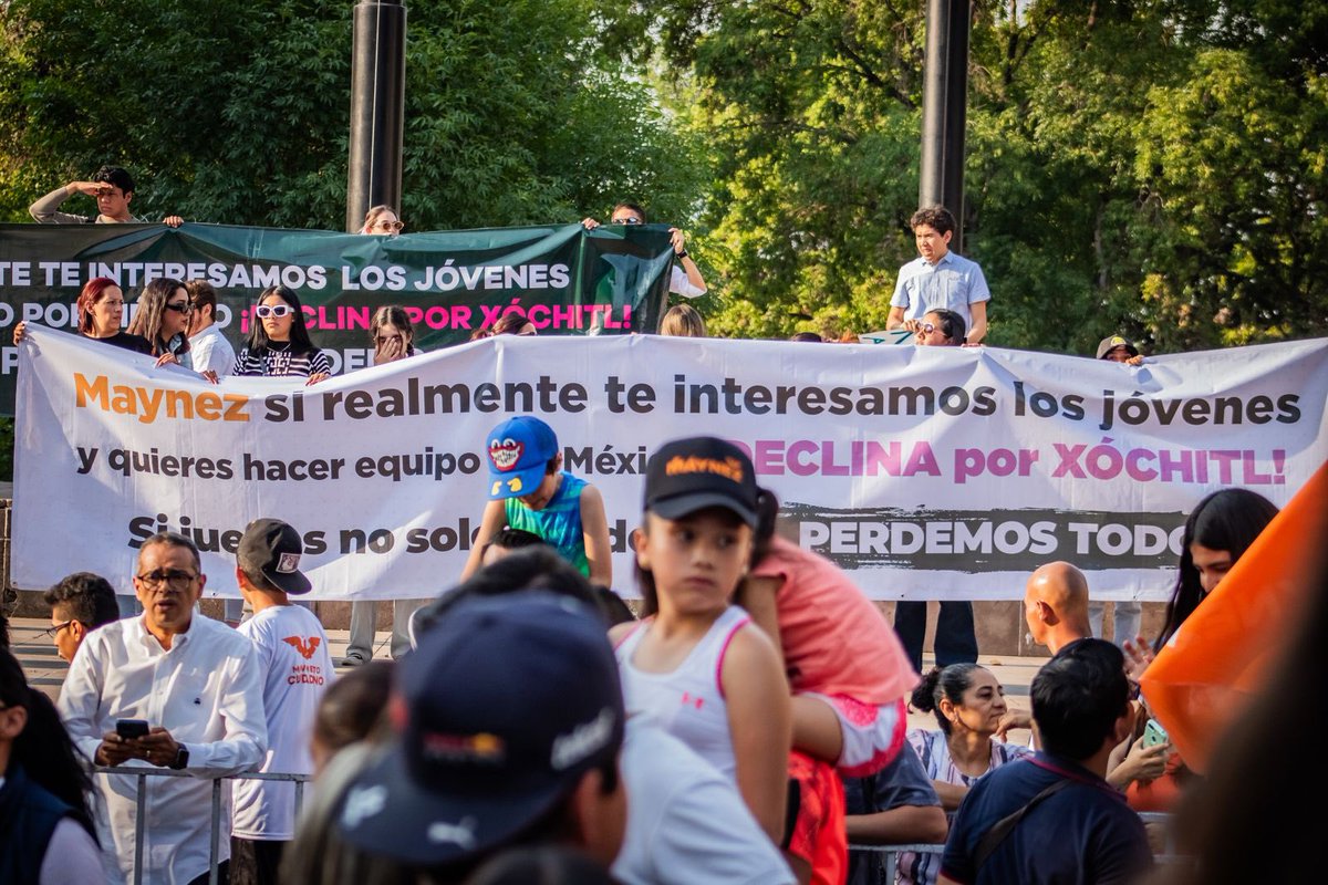 JimenaVillicana's tweet photo. En Morelia, Michoacán, jóvenes interrumpieron el mitin de Jorge Álvarez Maynez al grito de “no nos uses” y “Xóchitl es la opción, tú la división”. 

Le pedían declinar por Xóchitl con una lona que decía “si juegas, no solo pierdes tu, perdemos todo” https://t.co/sp3uOmm5Xe