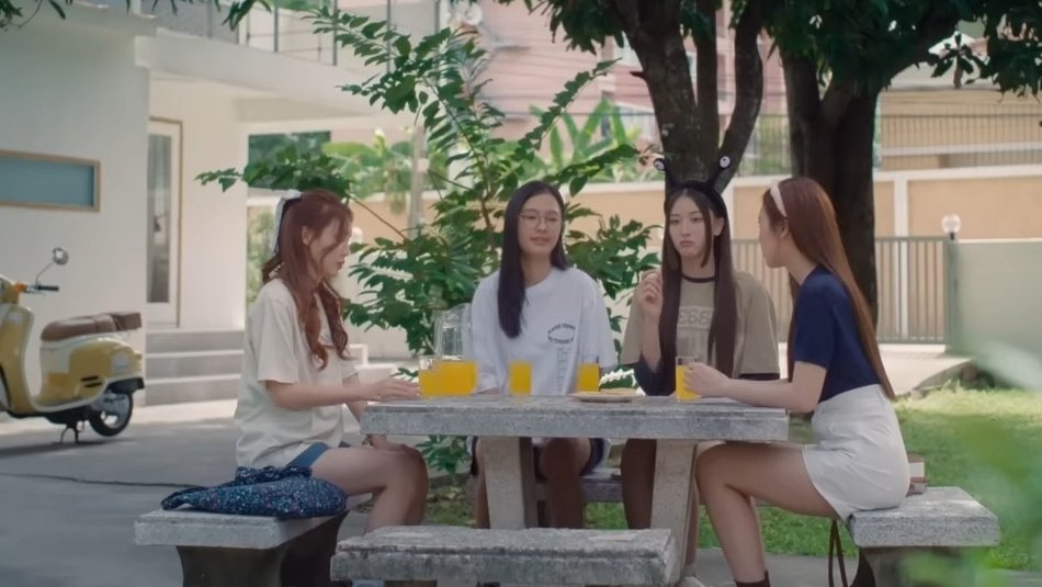 translesbo5000's tweet photo. When your circle is small but you’re all lesbians https://t.co/6hT6iOOLmW