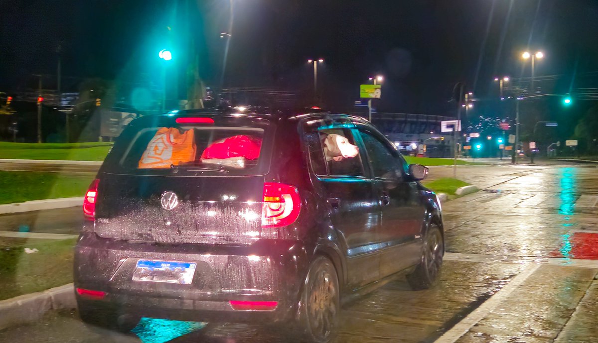 ⚠️ Porto Alegre: é triste ver as pessoas terem que pegar seus pertencem e buscarem abrigo em lugar seguro. Milhares dormirão em condições críticas numa noite de chuva.