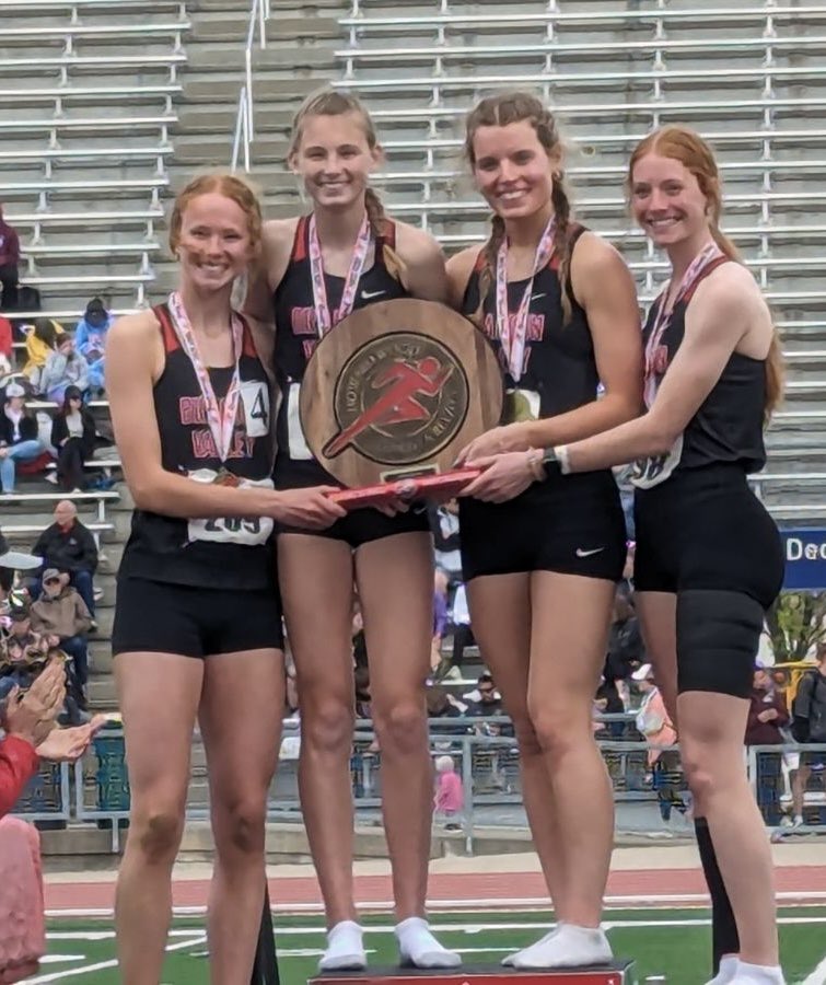 The Girls 4x400 Relay team finishes out an outstanding Howard Wood weekend with a victory in the 4x400 relay! The girls ran a season best time of 3:57.78 #1 in SD, & # 6 on the BV All-time List. Team members : Addison Scholten, Kyra Weiss, Sarah VanDeBerg, and Maddie Peterson!