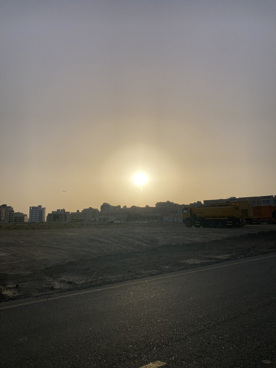 Sunrise road run 🏃‍♂️Love the quiet of the early morning 🌅 Alhamdulillah. ✨ #running @WeAreERC