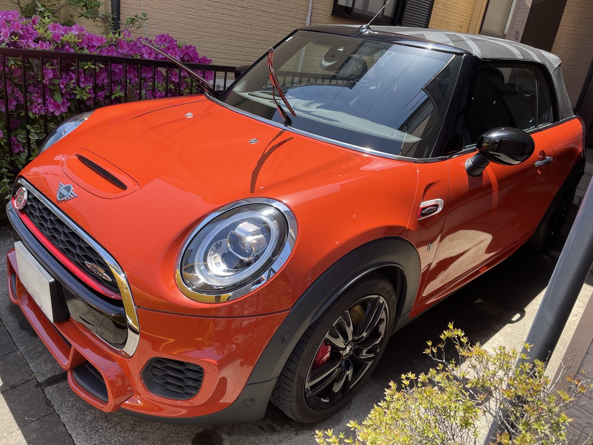 chikaponmini's tweet photo. 超・久々に洗車〜♪
真夏程灼熱じゃなくてよかった。しかし、疲れた…体力が😅
#MINI #f57jcw #ソラリスオレンジ https://t.co/mr4ZzPy49N