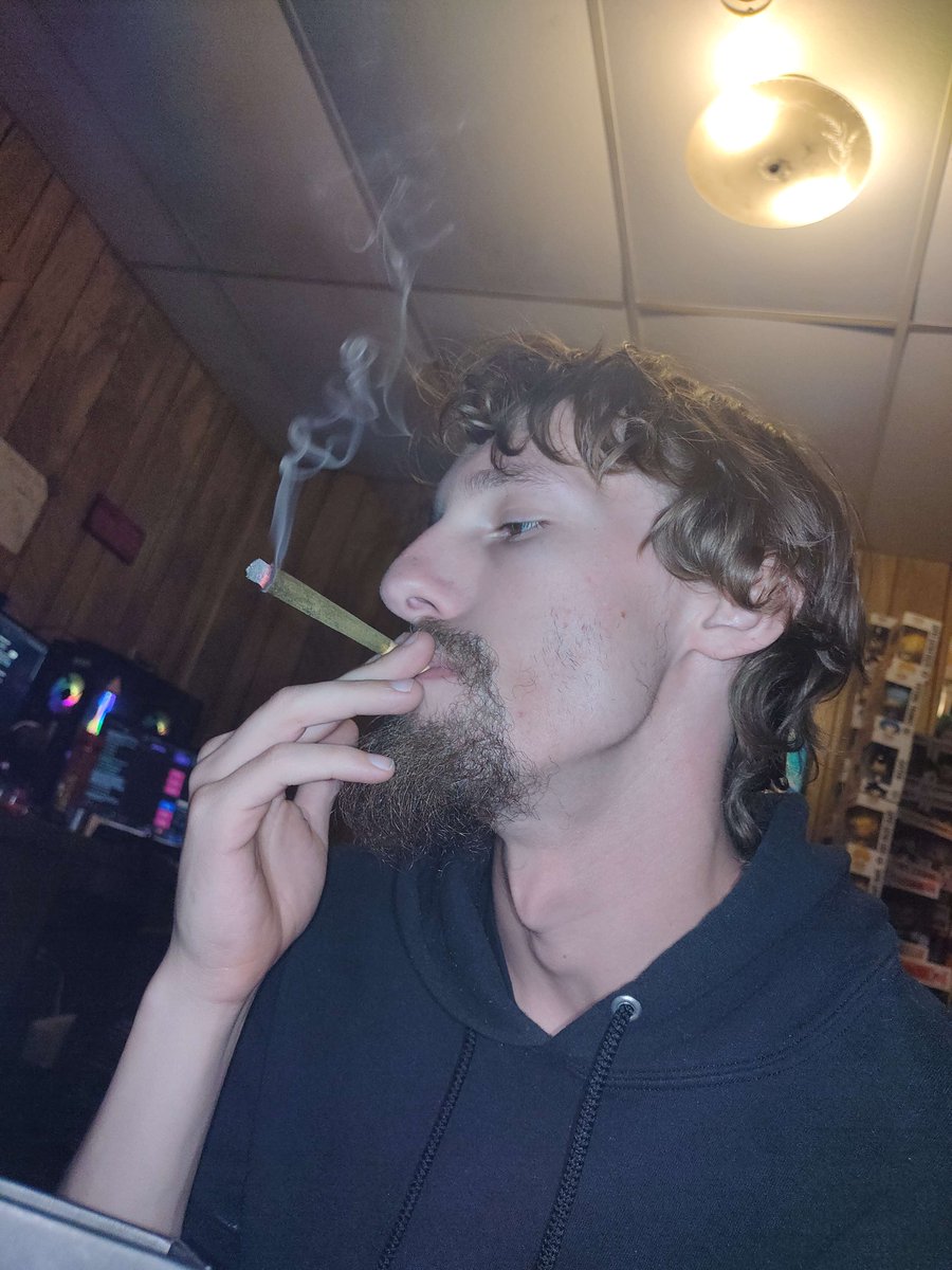 Pclark800's tweet photo. 2 Gram Joint with Keef covering the wrap. Fuckin MINT!!! #hightidefam #smokeshow #sharkfam https://t.co/jOzqBJTkim
