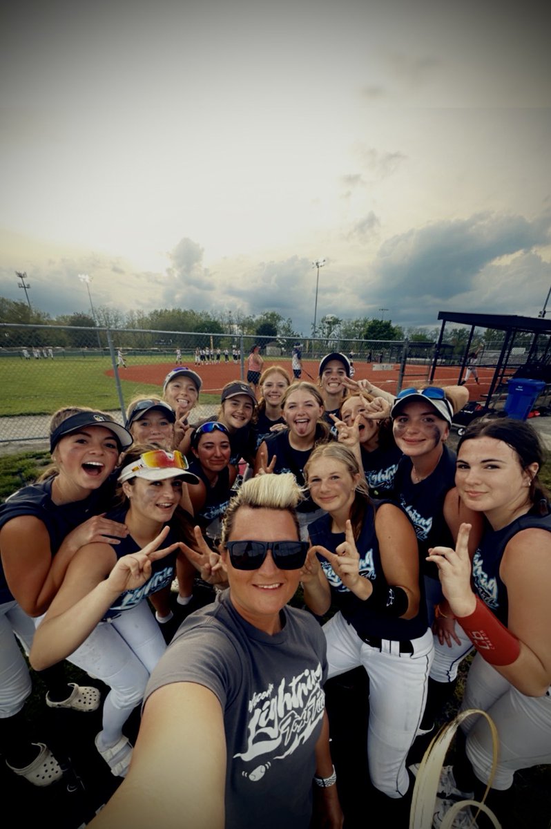 CoachSam322's tweet photo. "If everyone is moving forward together, then success takes care of itself." – Henry Ford

What a day!! So proud of these girls!! 4-0 in pool play. 

45 Runs Scored!!!

Can’t wait for bracket play tomorrow!! 

💥💣🪵🪓🩶🥎🩵
#SpringTeam @PGFnetwork @Toprecruitsnow @SBRRetweets @SoftballPros @TopPreps @SoftballRecruit @ExtraInningSB @AthleteSwag @SilverHawkSball @09_WIlightning