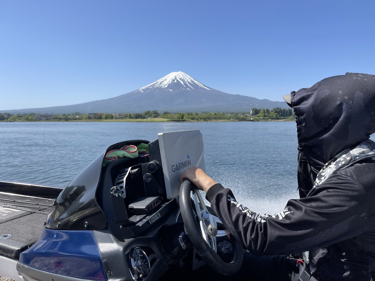 昨日は河口湖マスター、トミーさんのガイドで楽しんできました！
季節感が目まぐるしく変わるタフコンディションの河口湖で、しっかり釣らせてもらいました♪さすがマスター👍
約８ヶ月ぶり、そして今年の初バス！
#megabass
#XOR
#RXGti63MLC
#海狼