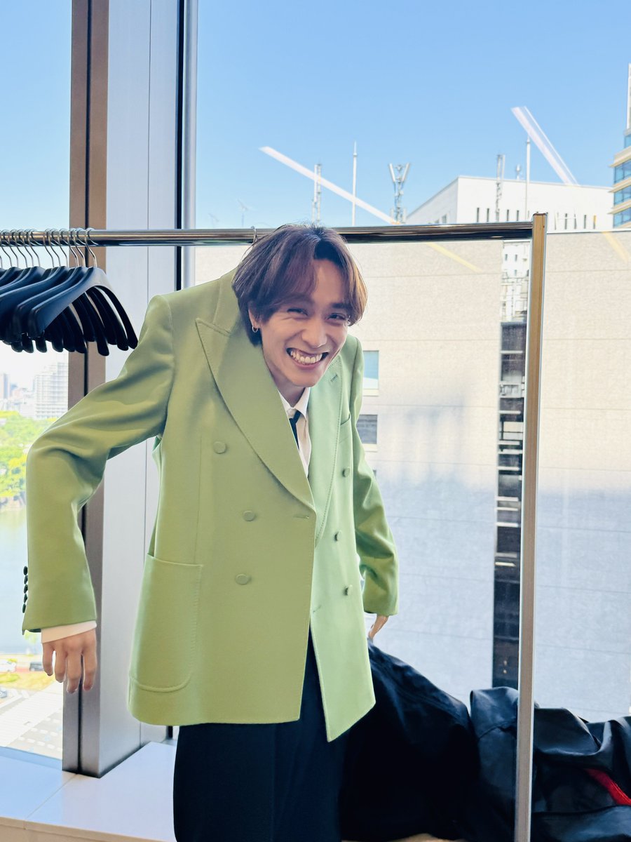 So1_Staff's tweet photo. 【STAFF】

日比谷フェスティバル
13時よりステージです！

平間氏のオフショットを撮ろうと近付いたら、ハンガーに吊られていました👔笑
（謎です😂笑）

是非盛り上がっていただけたら嬉しいです✨
よろしくお願いいたします！ https://t.co/zCWu4psrOZ