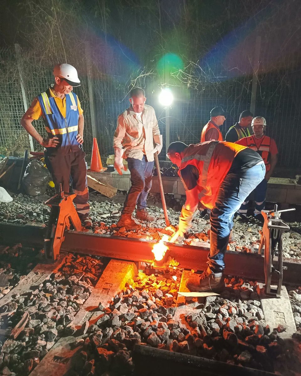 #4May | Nuestros técnicos del @ifetrenvzla se encuentran ejecutando la sustitución de 100 mts de riel desde el Punto Kilométrico 22+200 al 23+500, como parte de las labores de mantenimiento para garantizar un óptimo servicio en las operaciones comerciales del tramo Ezequiel…