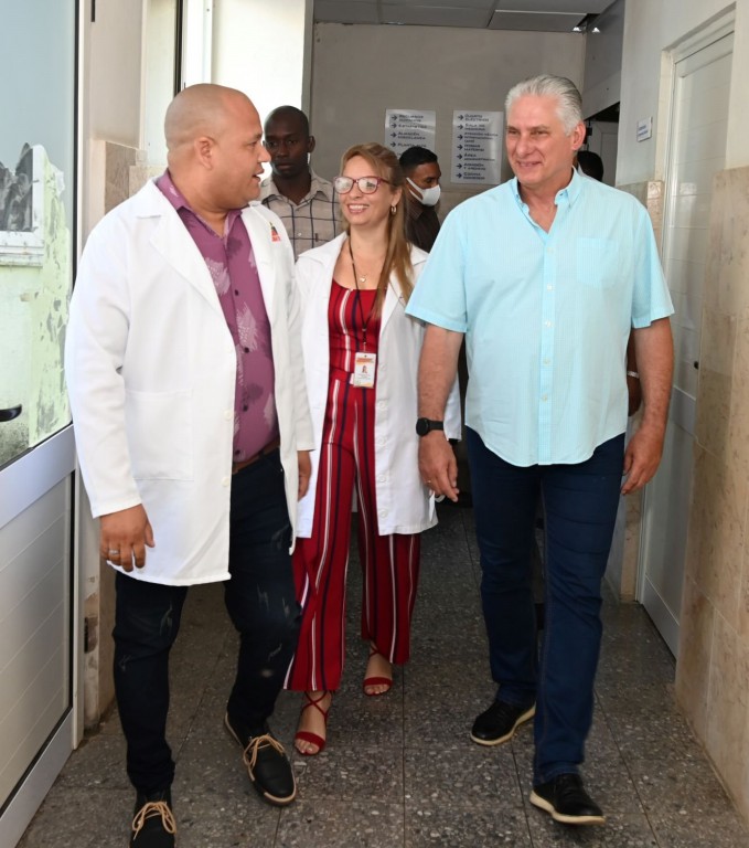 La dirección de nuestro @PartidoPCC continúa los intercambios en los municipios del país. Este sábado, el Presidente @DiazCanelB y el miembro del Buró Político @DrRobertoMOjeda visitaron centros económicos y sociales del municipio artemiseño de Mariel. #GenteQueSuma #Cuba