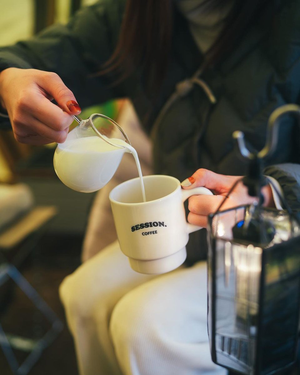 jayemelbi's tweet photo. .エキサイティングなコーヒータイム普段の生活で豆を使ってコーヒーを作る習慣はなかなかないので、キャンプはコーヒーを楽しむ絶好のチャンス!牛乳が冷えて温かいミルクコーヒーになって、たくさんのことを学びました#キャンプ #アウトドア #そとあそび #キャンプ飯 #キャンプで瓦そば #マルチグリド https://t.co/jRgihEKaeW