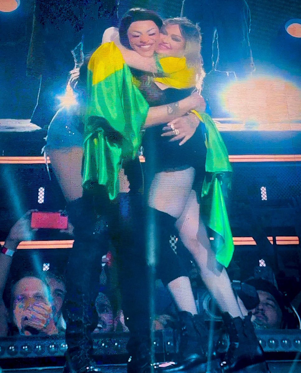 falamuka's tweet photo. A Madonna tá mostrando a quem pertence a bandeira verde e amarela: ao povo diverso, talentoso, respeitoso, divertido e tolerante do Brasil! #MadonnaCelebrationTourInRio https://t.co/RirZA5iPMc