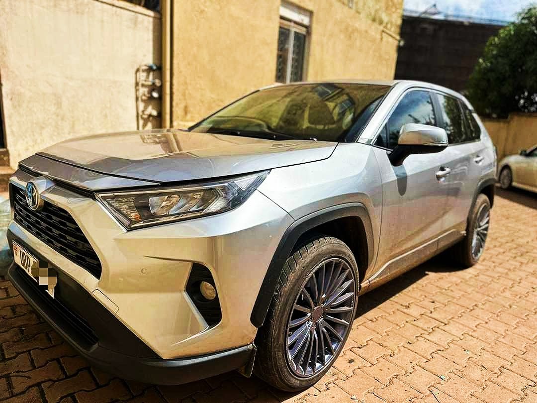 #Quicksale
Through this week, we've been on and off on our social media handles because of some upgrades we've been having but fully back.
Had 3 RAV4 hybrids on #Flashsale and 2 were taken, left with this 2020 edition yet negotiable after inspection.

Priced: #Ugx100m