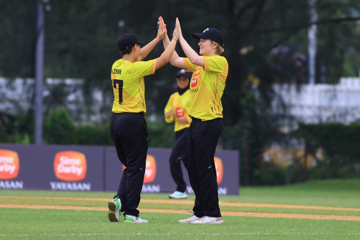 🟡 BREAKING: Super Girls beat Eastern Lioness by 11 Runs to Claim 3rd in the #SuperWomenLeague

Bowl them out for 78 after posting 89/5. Shafina Mahesh finished with 3-9. Kary Chan 3-8 👏 

#Cricket #Sports 
#MalaysiaCricket #ICCAsiaCricketWeek #YayasanSimeDarby 
@shafinamahesh_