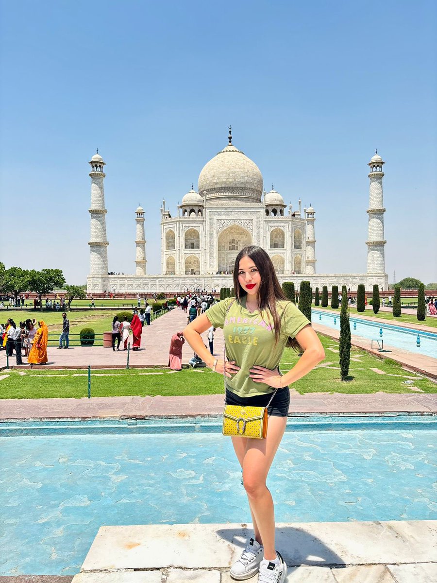 El Taj Mahal y yo maravillas del mundo 😌👌🇮🇳  Ya sólo nos falta el Cristo de Brasil y completamos las maravillas del mundo 😘🗺️ . . . . . . . #india2024 #tajmahalindia #eugeniafausto #dehli #maravilladelmundo🌎 #wondersoftheworld #fypviral #fypindonesia