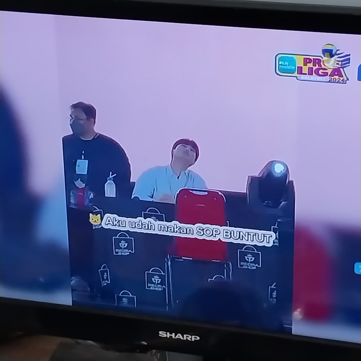 atomacoustic's tweet photo. Young K sop buntut &amp; soto betawi barusan di moji tv wkwkwkw lgsg lari gue dari kamar ke ruang tamu pas denger day6 😭😭😭 https://t.co/iRQJT3J6Bm