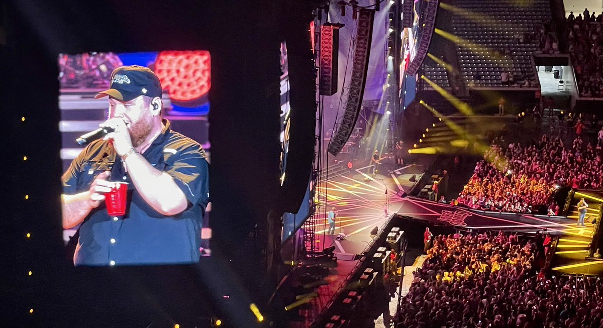Jason_T_McC's tweet photo. Another awesome @lukecombs 🎤 concert tonight, this time in Jacksonville!! #Bootleggin #Duval https://t.co/tAXVRPF2kb