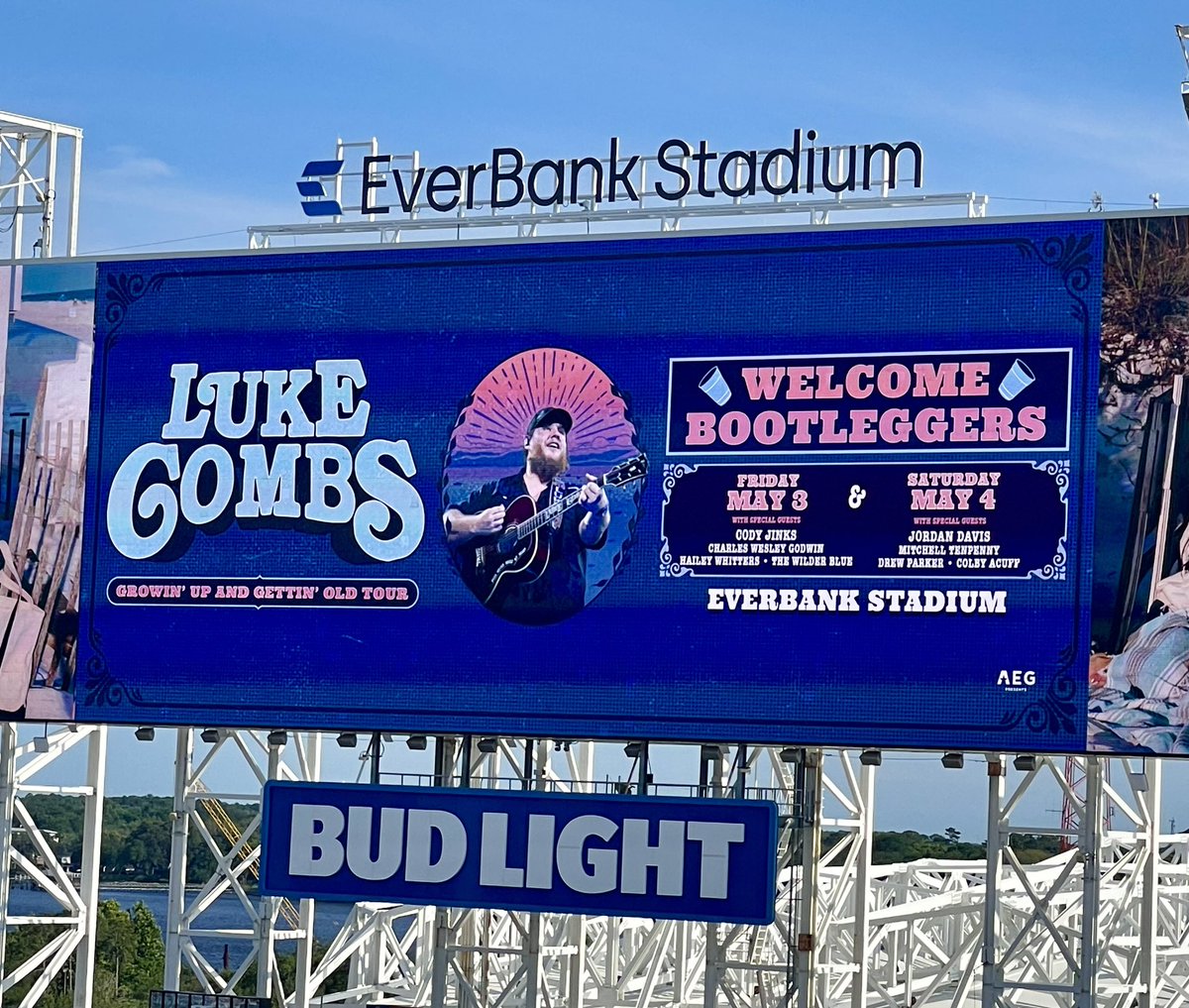 Jason_T_McC's tweet photo. Another awesome @lukecombs 🎤 concert tonight, this time in Jacksonville!! #Bootleggin #Duval https://t.co/tAXVRPF2kb