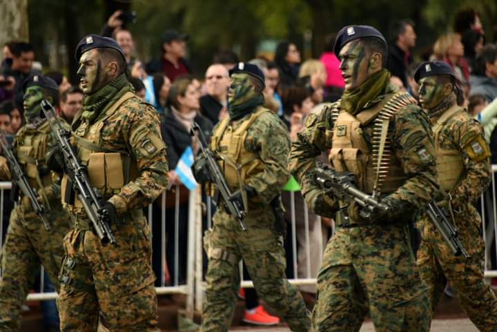 El presidente Milei planea hacer el 9 de julio un desfile militar como en las viejas épocas cuando éramos niños. Mostrará las nuevas compras para l seguridad del país externa e 'interna'. El kischnerismo ya debe estar tomando biletan y clonazepan.