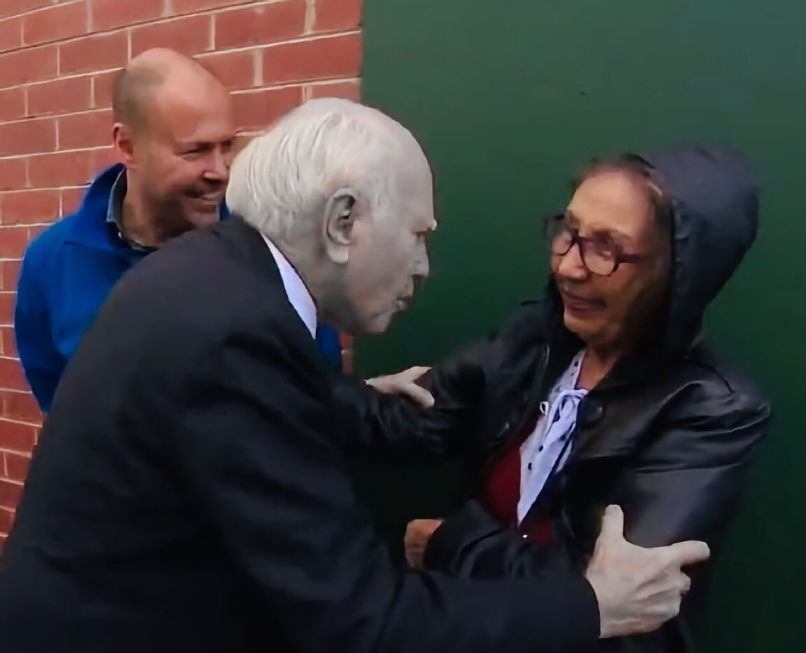 This was #JohnHoward 2022 in the back streets of #Kooyong trting to shake up an old Jewish lady.

No wonder they could wait to kick out ##JoshFrydenberg, the local Inept MP.

#auspol