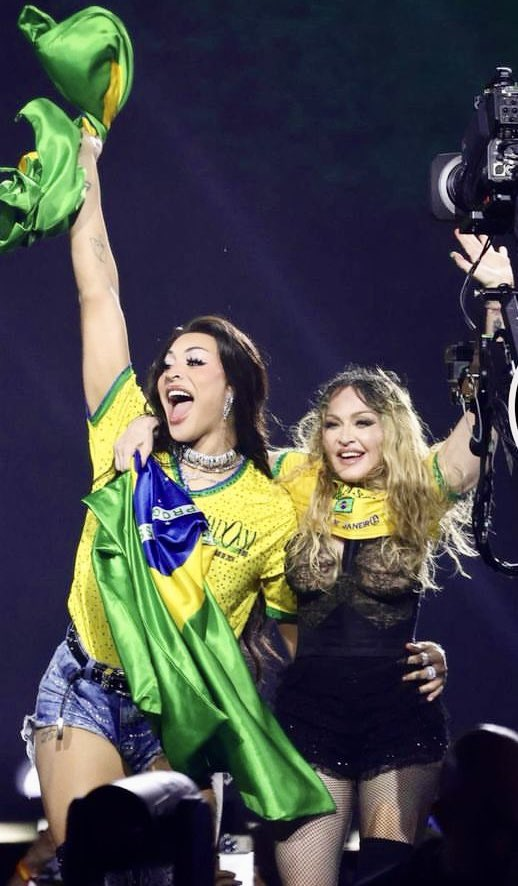 BRASIL! Pabllo Vittar e Madonna com a bandeira do Brasil. 🇧🇷