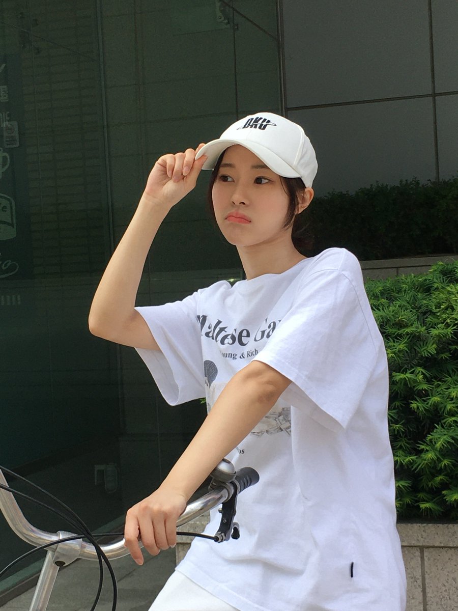 hppudi's tweet photo. 하 위에다가 로고만 박으면 바로 대학내일 표지모델이라고🥹 https://t.co/6DOfrZ1Tj9