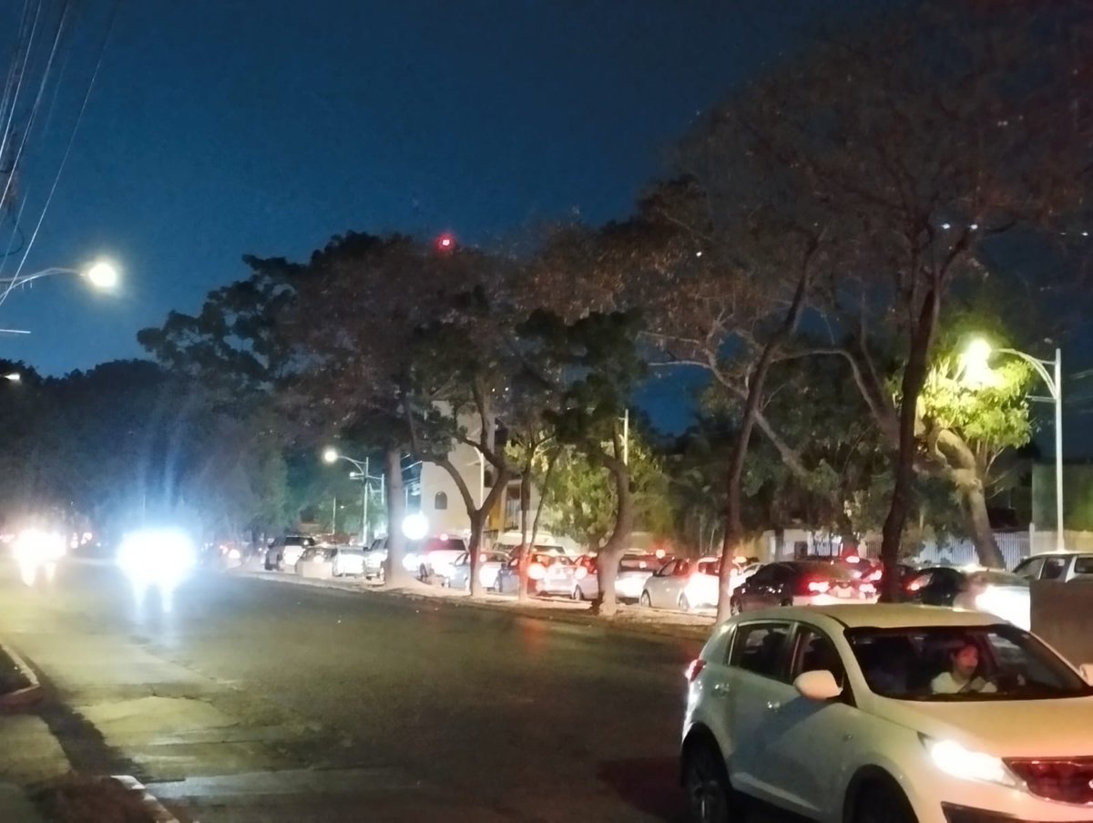 🔴#AlertaVial🚗 Así luce la fila de vehículos en la  Av. Paseo Usumacinta por personas que se dirigen a la Feria Tabasco 

La carga vehicular llega hasta el tanque elevado ¡Tome Precaución! ⚠️