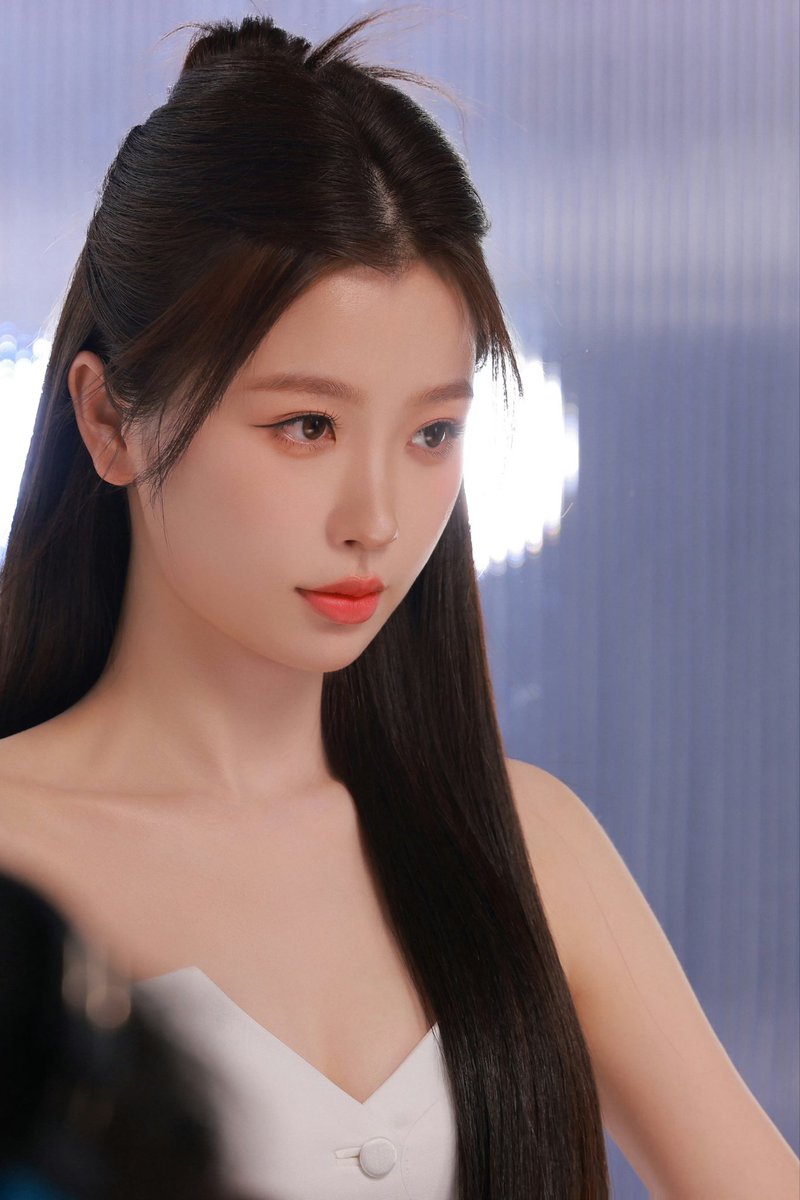 YuShuXin_Global's tweet photo. studio weibo update || 2024.05.05

😆Part II😆

Straight up to Esther Yu's working scene!

#自然堂全球护肤代言人虞书欣
#自然堂 #CHANDO #护肤 #SkinCare 
#YuShuxin #EstherYu #虞书欣 #우서흔 #ユー・シューシン #NguThưHân #อวี๋ซูซิน 
#Cpop #ChineseActress https://t.co/3Yq6meri7P