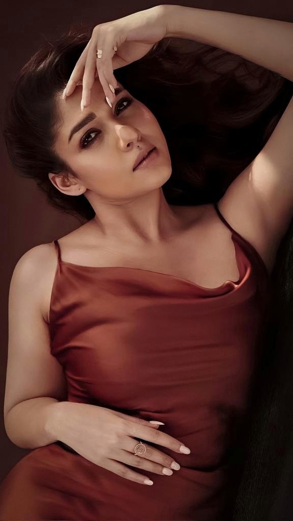 #TOXIC Update 🙏

- #Nayanthara is confirmed to star in #YashBOSS's #ToxicTheMovie ✨ Replacing #KareenaKapoor 
- The film is currently being shot in Bangalore.👑
- Director By #GeethuMohandas

#Yash20 #TOXICMovie