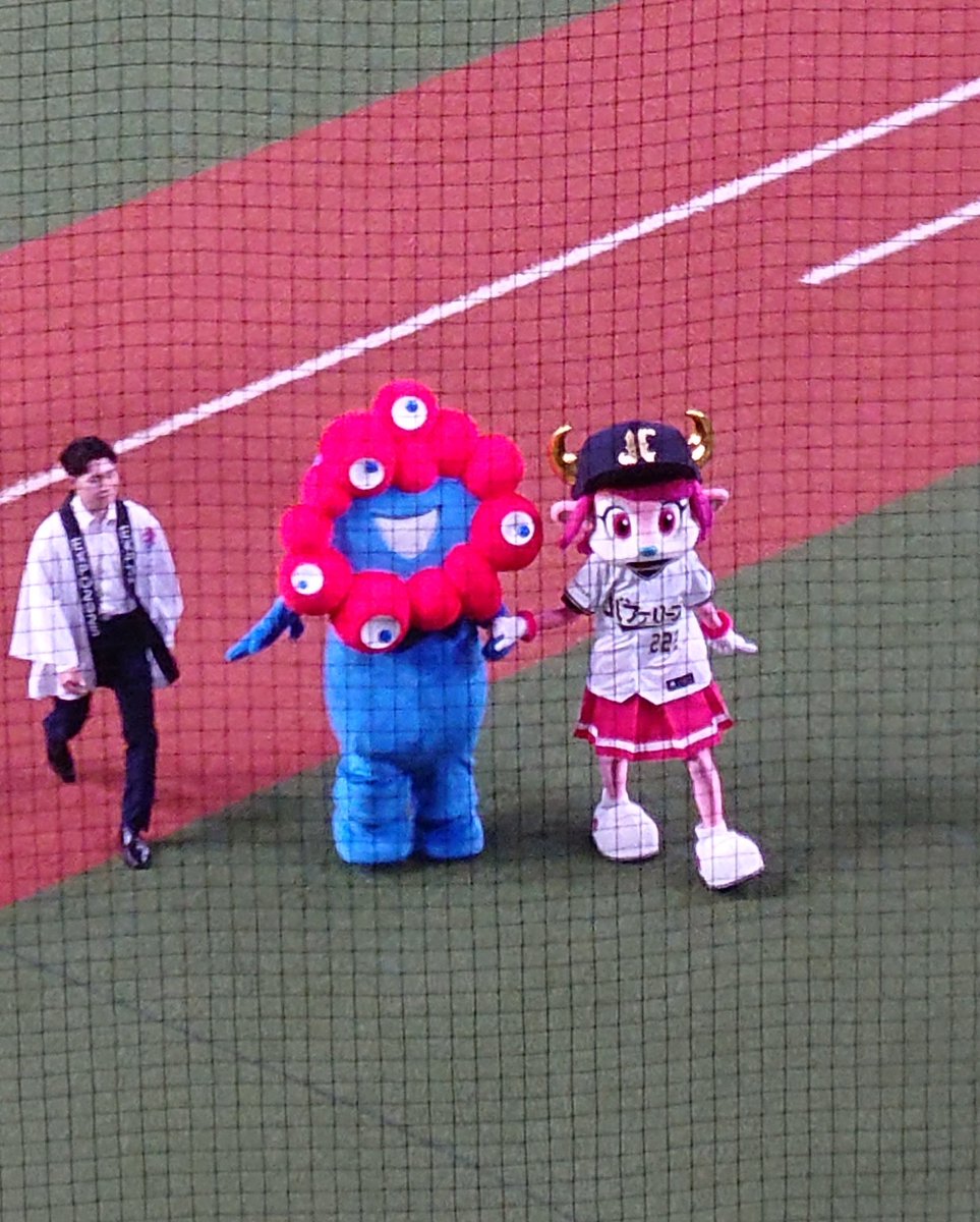 seijo_m2's tweet photo. ベルちゃんがミャクミャク様と手を繋いでる💕ってなったけど手を引いてるの間違いかも🤔ってなった🤣 https://t.co/oqVs08MDT4