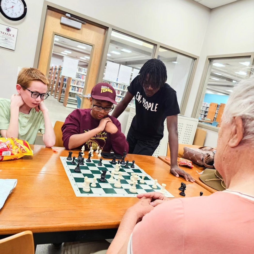 mrleebooks's tweet image. Our guy #KingLaw buildin&apos; with the #ChessKids of @elpasolibrary #ChessConnect Learning what #KingEddie learned about #DOA #development #opening &amp;amp; #attacking the #King 

King Law achieved 3rd place🏆 today with the grown folks in our El Paso VA Chess #lichess challenge #check