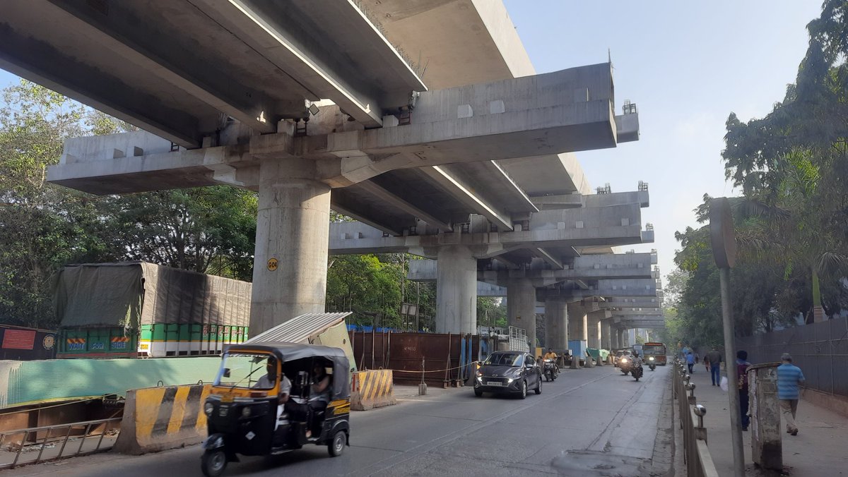 Mumbaimetro L4
1)2)continous Igirders section just before Sonapur stn.This might b turnaround section when phase1 opens til Mulund fire brigade
3)4)Placing of stn elements continues over Bhandup &Naval colony stn respectively